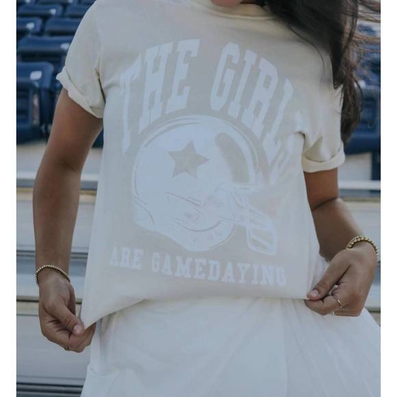 NEW FRIDAY + SATURDAY the girls are gamedaying tee in cream - Picture 1 of 4
